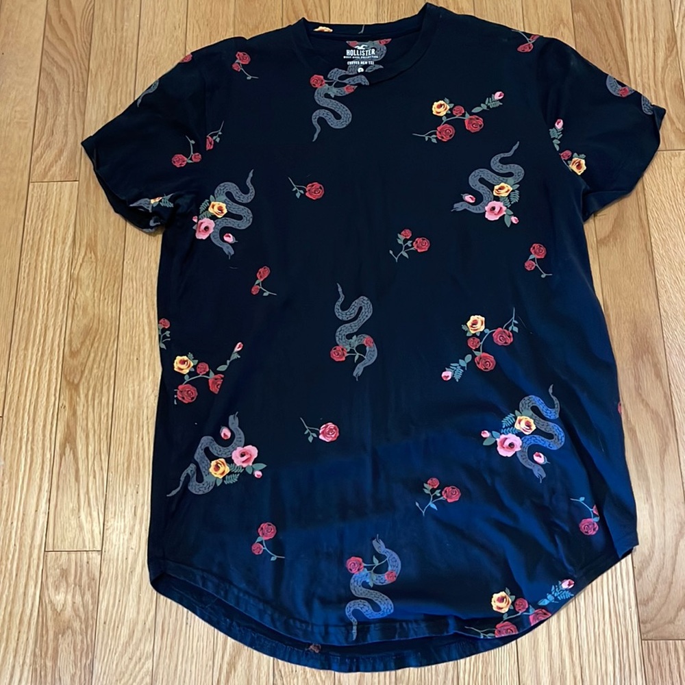 Hollister curved hem t shirt size